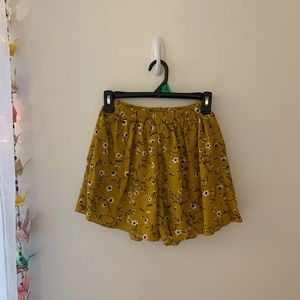 print ruffle shorts 💛🌸